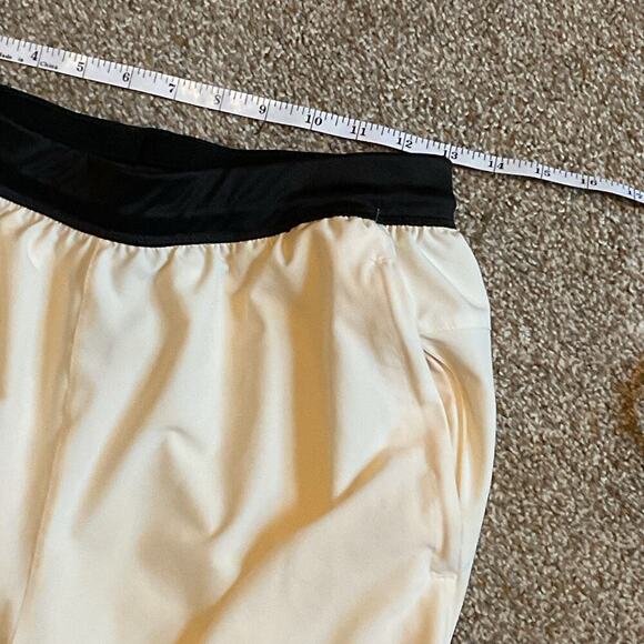 Adidas Men’s Aeroready Short. Cream with Black Waistband. Size Medium - Picture 4 of 7